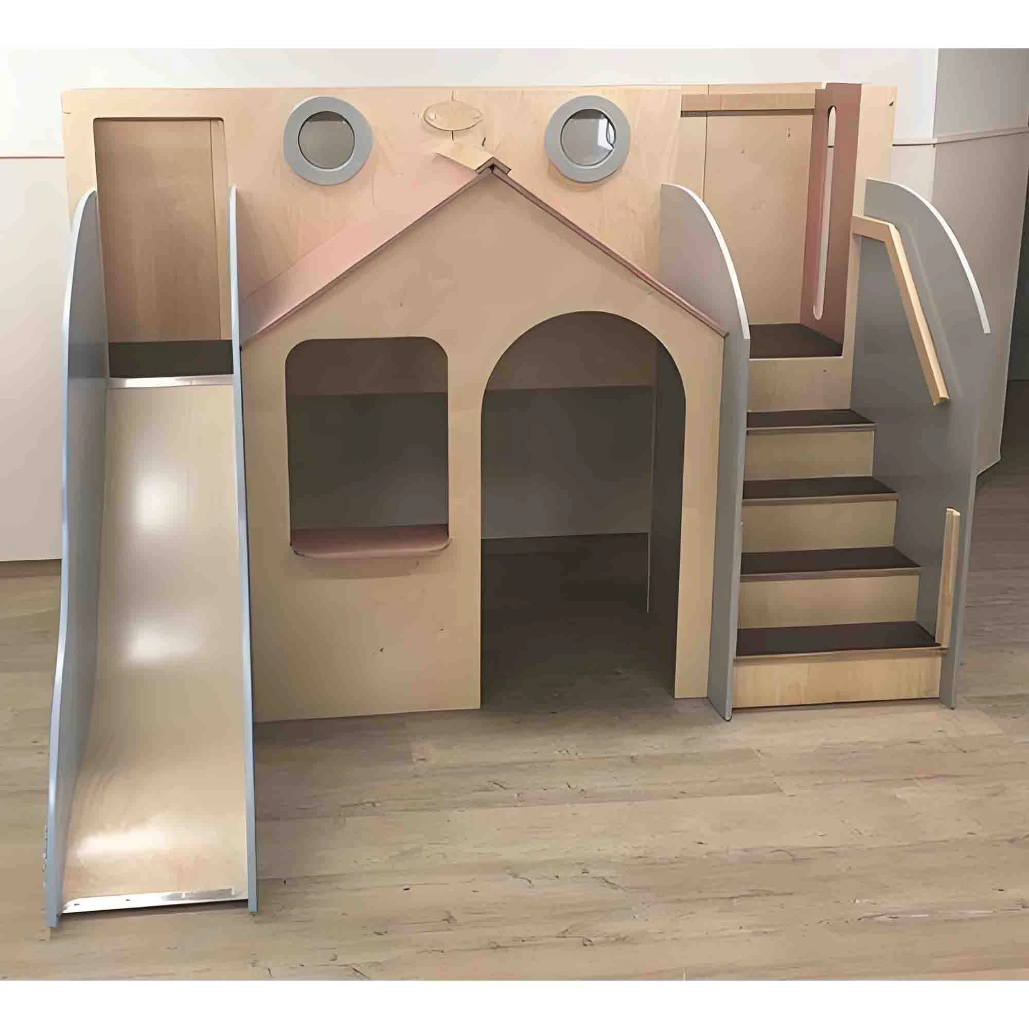 Moderno parco giochi al coperto in legno per bambini con casetta e scivolo integrati, attivit&agrave; premi