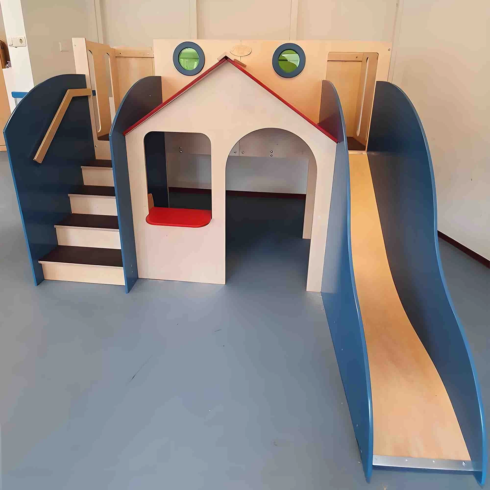 Moderno parco giochi al coperto in legno per bambini con casetta e scivolo integrati, attivit&agrave; premi