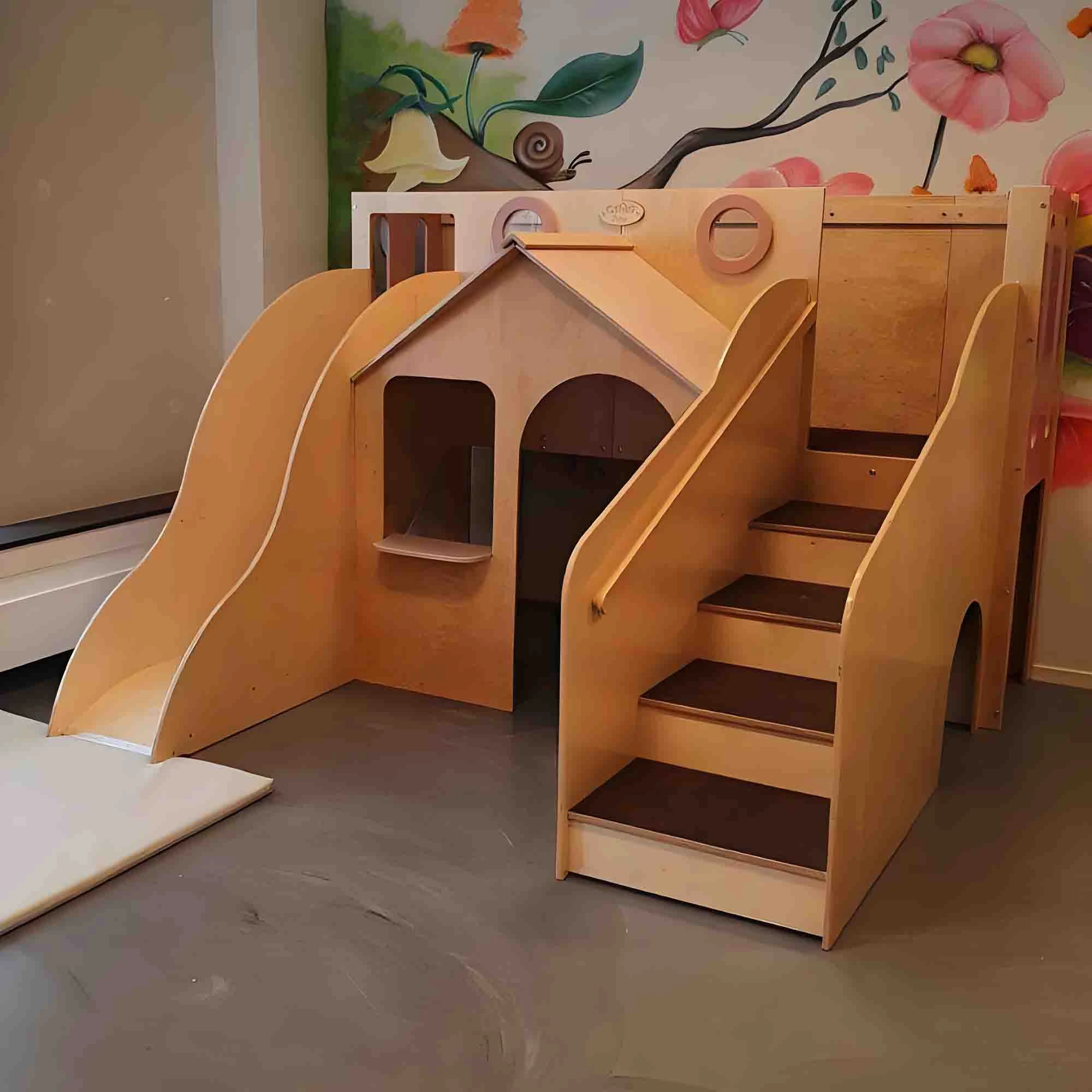 Moderno parco giochi al coperto in legno per bambini con casetta e scivolo integrati, attivit&agrave; premi
