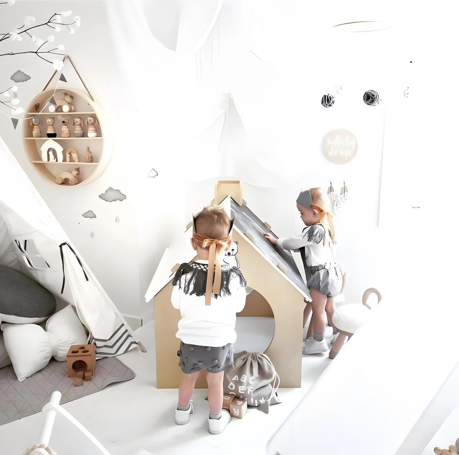 Casetta Montessori per bambini in legno con tetto in lavagna e 2 sedie, centro attivit&agrave; in stile sca